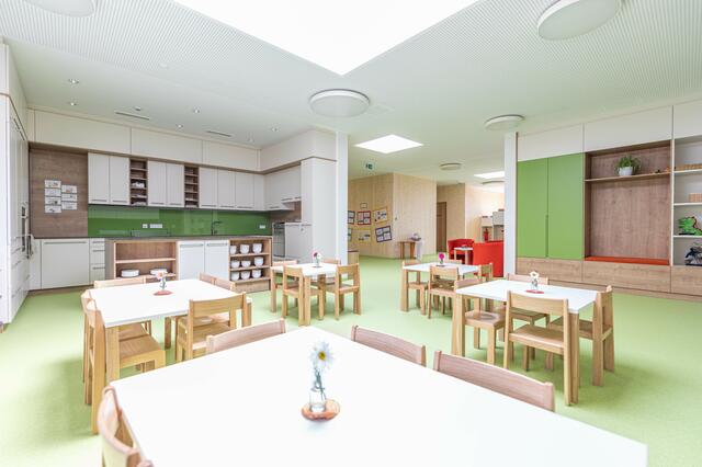 Die großen, lichtdurchfluteten Räume bieten den Kindern viel Platz zum Entdecken und Lernen. | Foto: Pajduch Architektur