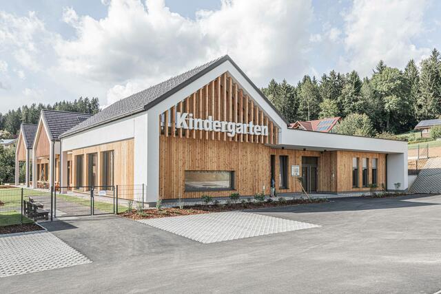 Der neue Kindergarten in Strallegg bietet den Kindern ein Umfeld, das nicht nur ihre individuelle Entwicklung fördert, sondern auch ein Zeichen für die ökologische Verantwortung der Gemeinde setzt. | Foto: Pajduch Architektur