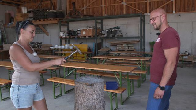 Bianca ist beim Nageln konzentriert, doch die gute Laune darf nicht zu kurz kommen. | Foto: Bauer sucht Frau