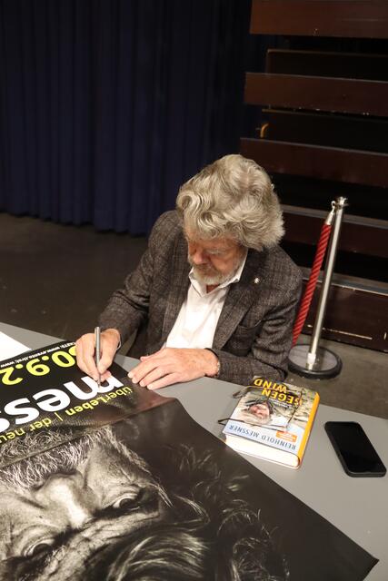 Vor dem Vortrag und in der Pause signierte er Bücher und Plakate.  | Foto: Elisabeth Zangerl