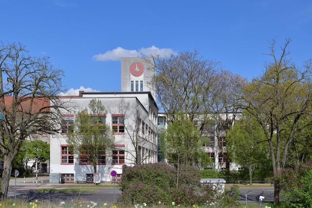Schon im Februar wurde die Schule zur Zielscheibe von Vandalen: Unbekannte zerschossen zahlreiche Fenster, vermutlich mit Steinschleudern. | Foto: Wikipedia/Haeferl (CC–Lizenz)