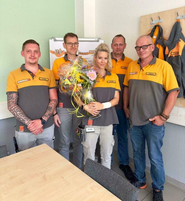 Simone Lugners letzter Tag bei Hornbach wurde gebührend gefeiert.  | Foto: Lugner