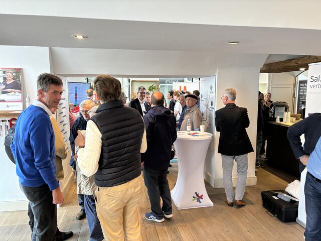 Das Interesse war groß bei der Eröffnung. | Foto: Schrofner