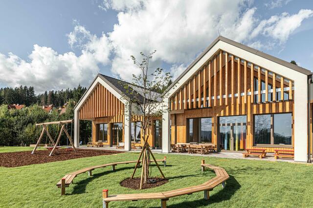 Der Außenbereich bietet viel Platz für Bewegung und Spaß. | Foto: Pajduch Architektur
