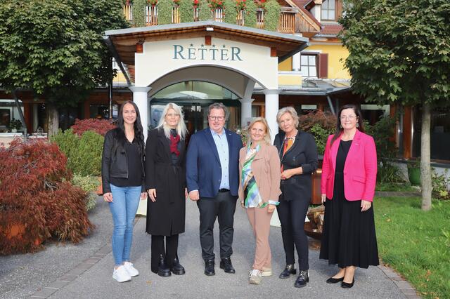 Für die WKO „on tour“: Nadine Handler, Simone Spitzer, Christian Sommerbauer, Gabriele Lechner, Evelyn Handler und Simone Pfeiffer (v.l.). | Foto: Alfred Mayer