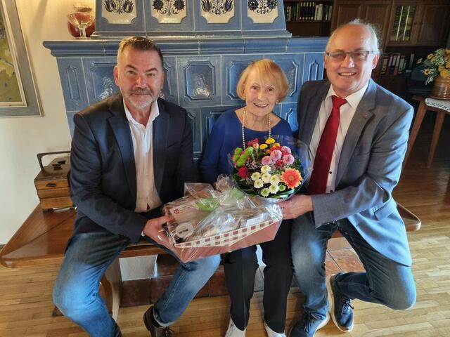 Bürgermeister Franz Ragger gratulierte der Künstlerin Brigitte Pauschenwein zum 100. Geburtstag.  | Foto: Gemeinde Maria Rain