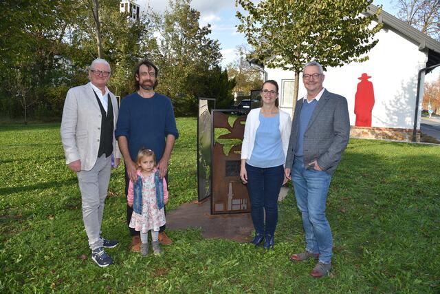Vizebürgermeister Peter Spicker, Künstler Aaron Beck mit seinem Töchterchen, Bettina Windbüchler und Stadtamtsdirektor Gernot Zottl. | Foto: Stadtgemeinde Ternitz