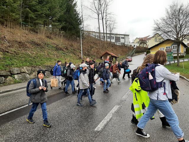 Gefahrenstelle bei der Schule in Pabneukirchen. Hier kann bis zu 100 km/h gefahren werden. 40 Meter davor ist noch eine 60 km/h Beschränkung. v | Foto: Zinterhof