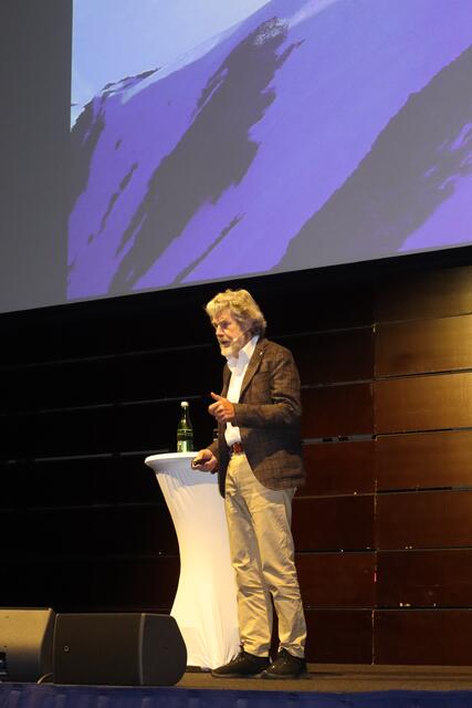 Reinhold Messner hielt am 30. September einen Multifunktionsvortrag in der WM-Halle in St. Anton am Arlberg.  | Foto: Elisabeth Zangerl