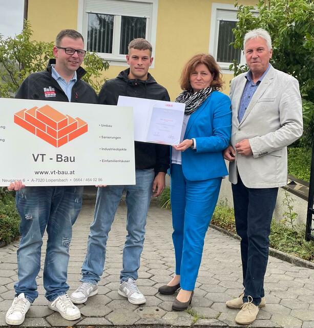 VT Bau-Firmenchef Wilfried Tschürtz, Sieger Lion Gerdenitsch, Innungsgeschäftsführerin Doris Granabetter und Landesinnungsmeister Bernhard Breser. | Foto: WKB
