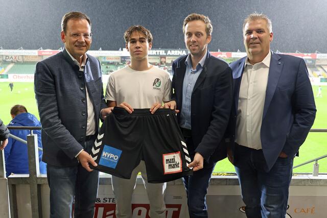 Hypo OÖ-Vorstandsvorsitzender Klaus Kumpfmüller, Daniel Wimmer, Kapitän der Jungen Wikinger, SVR-Präsident Thomas Gahleitner und Wolfgang Scharinger, stellvertretender Leiter der Hypo-Filiale in Schärding. | Foto: SVR/Schröckelsberger