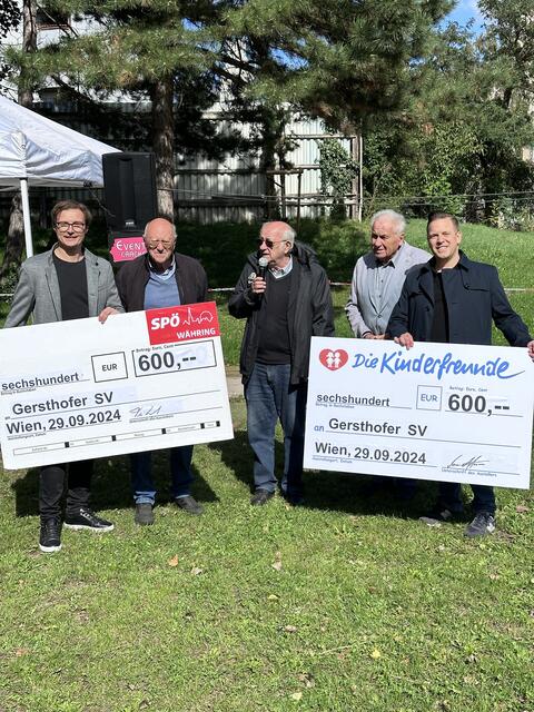 Gemeinderat und Bezirksparteivorsitzender der SPÖ Währing Michael Trinko (l.) und Bezirksvorsitzender der Kinderfreunde Marcus Altmann (r.) übergaben die Spendensumme.  | Foto: SPÖ Währing