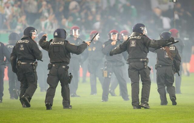 Die Ausschreitungen im Zuge des Wiener Derbys fanden nicht nur am Platz selbst statt. | Foto: Thomas Pichler / SEPA.Media / picturedesk.com