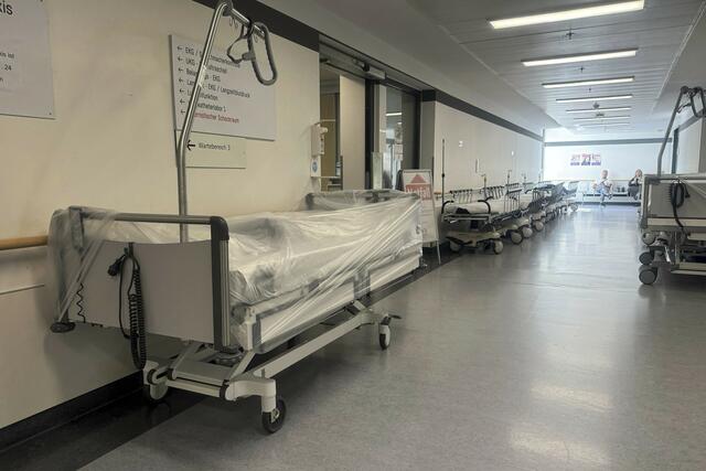 Kritik kam auch wegen der gestiegenen Zahl an verwendeten Spitalsgangbetten auf. (Archiv) | Foto:  Frank Hoermann / dpa Picture Alliance / picturedesk.com
