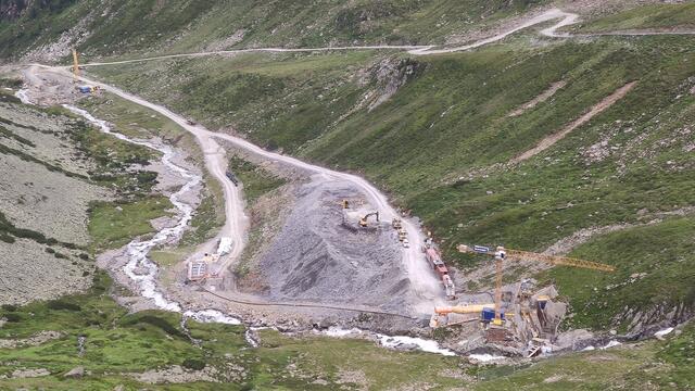 Geländemulden werden mit Ausbruchmaterial aufgefüllt. Oberhalb die Talabfahrt "Wilde Grube". | Foto: Tiroler Bergwacht - Einsatzstelle Stubai