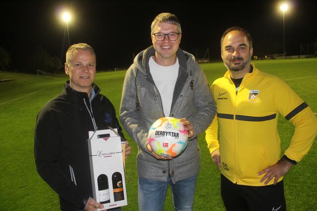 Das Gasthaus Graf sponserte den Matchball für die Begegnung. | Foto: arbes