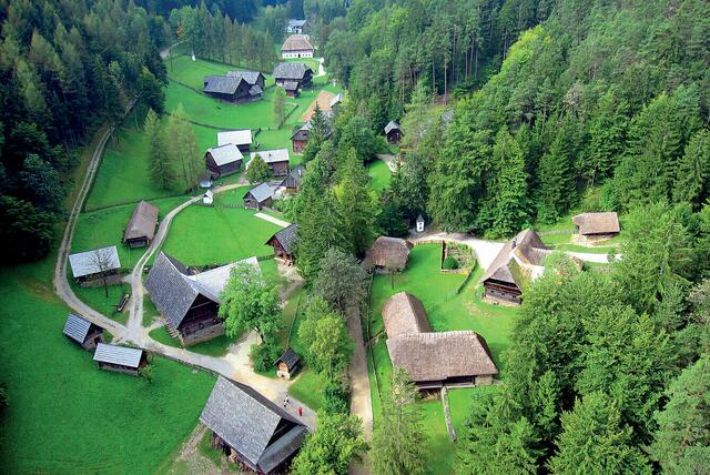 Vor wenigen Tagen lud das Österreichische Freilichtmuseum Stübing zu seinem traditionellen Erlebnistag ein. Ein besonderes Highlight war die Wiedereröffnung der historischen Kegelbahn. | Foto: R. Nunner/ÖFM Stübing