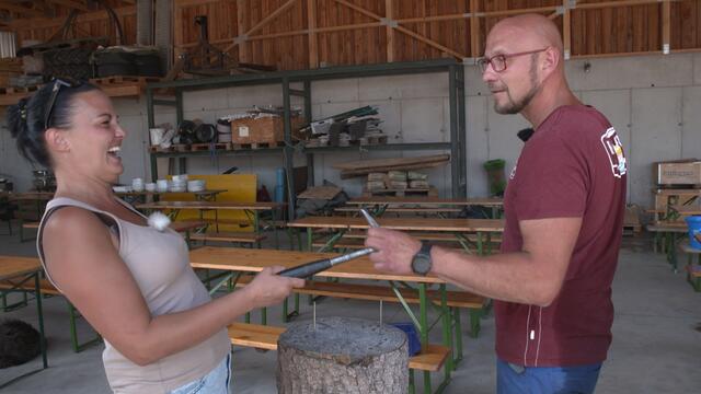 Bianca und Christian beim "Nageln", der Einsatz ist ein schöner. | Foto: Bauer sucht Frau