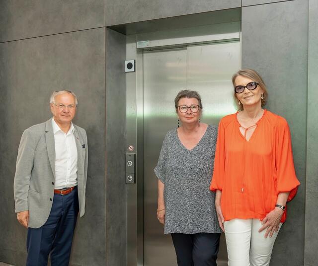 Bürgermeister Josef Ober freut sich über den Einbau des Liftes durch die Betreiberinnen Claudia Dollinger und Elke Derharschnig (v.l.). | Foto: Stadtgemeinde Feldbach