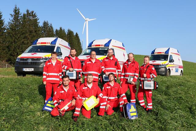 Die Notfallsanitäter beim Roten Kreuz Steyr-Land sind mit ihren Einsatzfahrzeugen für die Bevölkerung da. | Foto: OÖRK/Schönberger
