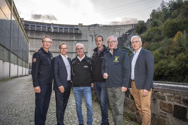 Landesvize Stephan Pernkopf (2.v.r.) drückte seinen Dank vor Ort aus. | Foto: Matejschek