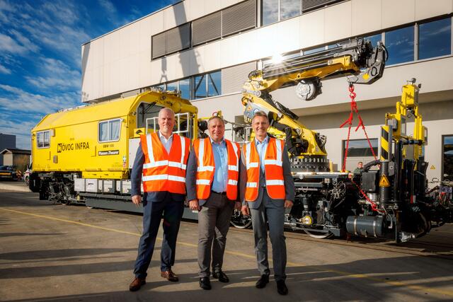Foto 1: Die NÖVOG Geschäftsführer Michael Hasenöhrl und Wolfgang Schroll (außen) mit NÖVOG Aufsichtsratsvorsitzenden Hubert Keyl (Mitte) bei der Anlieferung des neuen Oberbauwagens in St. Pölten. 
 | Foto: (©NÖVOG/Höfinger)