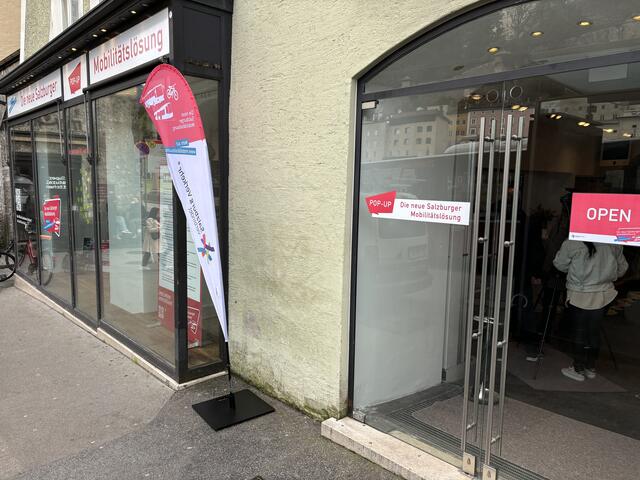 Direkt in der Salzburger Altstadt, am Rudolfskai, hinter der Bushaltestelle Rathaus, befindet sich das Pop-Up-Infobüro. Im ehemaligen "Jeans only"-Geschäft. | Foto: Schrofner