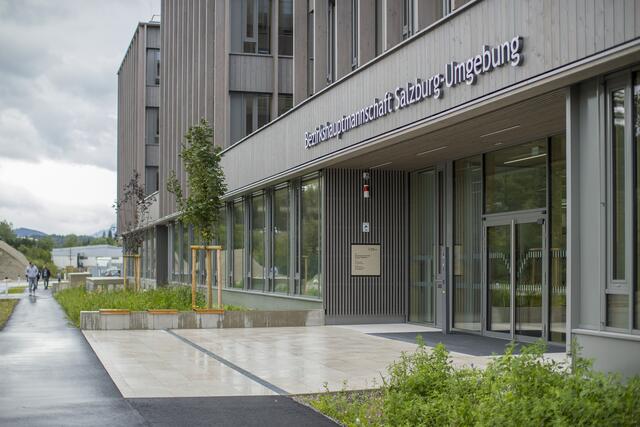 Bezirkshauptmannschaft Salzburg-Umgebung in Seekirchen. Das neue Gebäude der BH Salzburg-Umgebung wurde im Juli 2023 eröffnet und ist seit dem ein beliebtes Besuchsziel von nationalen und internationalen Delegationen. | Foto: Land Salzburg / Neumayr / Leopold 