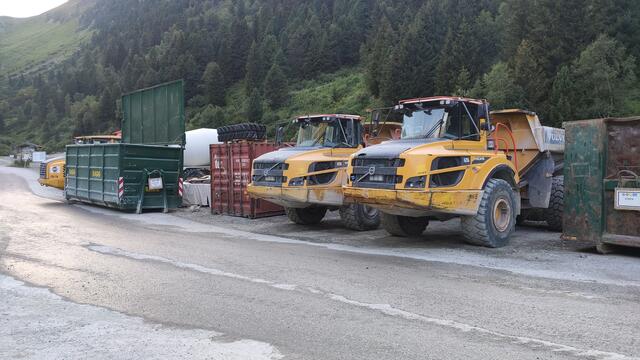 momentan beherrschen Baumaschinen das Bild bei der Talstation | Foto: Tiroler Bergwacht - Einsatzstelle Stubai