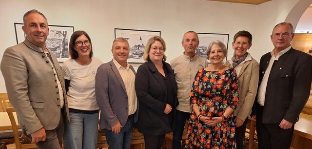 Von links: Martin Moser, Inge Hofko, Hans Hinterreiter, Martina Fröhlich, Reinald Ittensammer, Zita Eder, Georgia Naderer und Walter Zauner. | Foto: Kulturforum Bad Zell