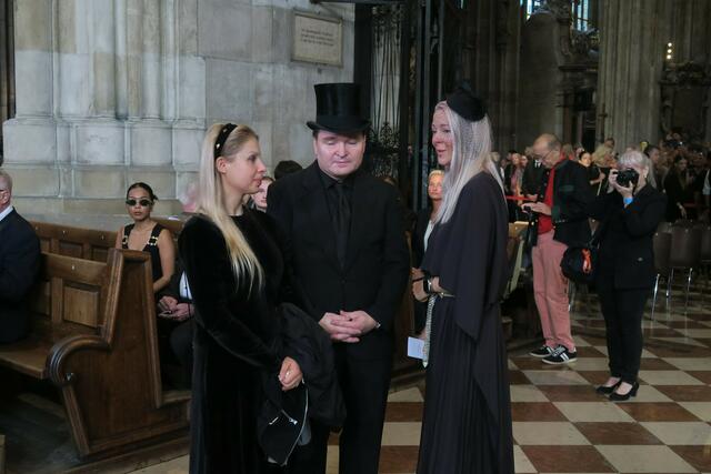 Simone Lugner (re) beim Begräbnis ihres Mannes im Stephansdom.  | Foto: Patricia Hillinger/MeinBezirk