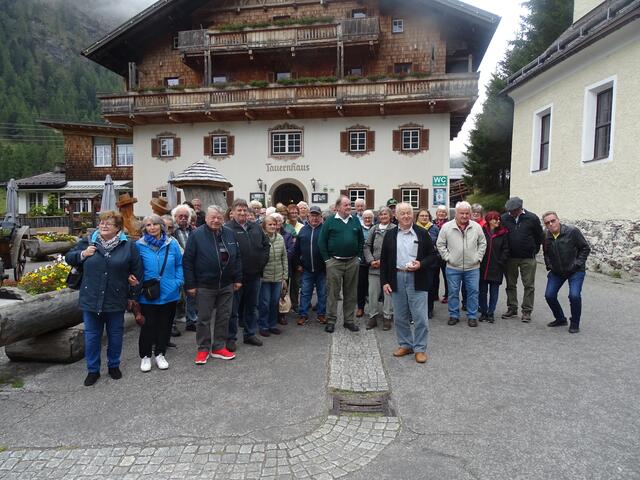 Die Reisegruppe aus Glanhofen und St. Nikolai bei ihrem Ausflug mit Reiseleiter, Obmann Peter Korb vor dem "Tauernhaus".   | Foto: Privat