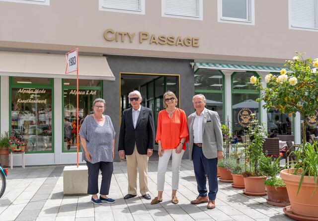Die Betreiberinnen Claudia Dollinger und Elke Derharschnig und der Betreiber Hans Morawetz (2.v.l.) mit Bürgermeister Josef Ober. | Foto: Stadtgemeinde Feldbach