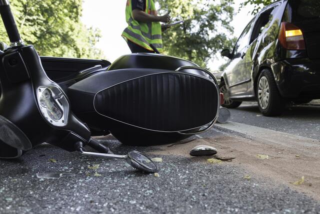 Am Montagabend kam es in Fügen zu einem Verkehrsunfall im Kreisverkehr der Pankrazbergstraße. Ein 15-jähriger Mopedfahrer wurde von einem Pkw erfasst und stürzte.  | Foto: PantherMedia / Canetti (Symbolbild)