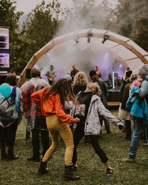 Zu toller Musik wurde ausgelassen gefeiert. | Foto: Julia Kreuzberg