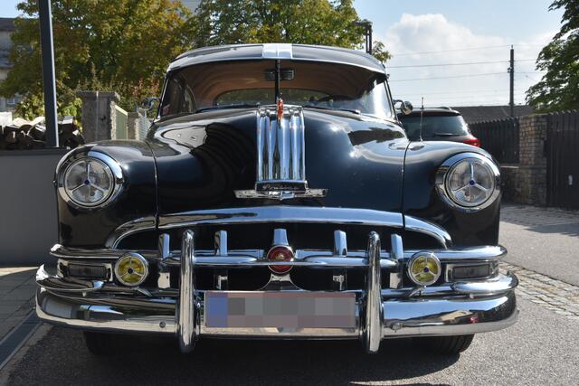 Etwas ganz Besonderes am Pontiac 1950 Steamliner ist die verchromte Stirnseite mit den leuchtenden Details.  | Foto: Michaela Müller