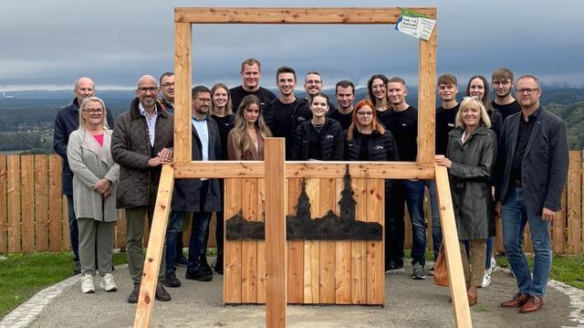 Mit vereinten Kräften hat die Landjugend Leibnitz einen besonderen Aussichtsplatz am Seggauberg geschaffen, der trotz des trüben Wetters bei der Eröffnung für große Bewunderung sorgte. | Foto: Stadtgemeinde/Astrid Holler