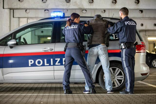 Nach einer Fahndung konnte die Polizei einen Verdächtigen festnehmen. Er wurde auf freiem Fuß angezeigt. (Symbolfoto) | Foto: Polizei