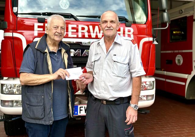 Ein Danke an die Lebensretter: Unfallopfer Walter H. bedankt sich für die Hilfe der Welser Feuerwehr beim damaligen Einsatzleiter, Franz Strasser mit einer kleinen Aufmerksamkeit. | Foto: Freiwillige Feuerwehr Wels