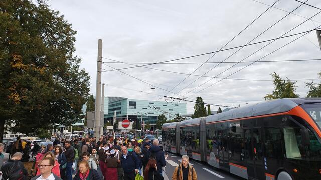 Der Bahnhof wurde evakuiert und ist großräumig abgesperrt. | Foto: MeinBezirk