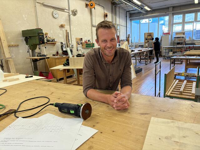 Holzplatten, Möbelstücke und bemalte Tische: im "Reich" von Werkstätten-Leiter Markus Srienz werden Bühnenbilder angefertigt. 