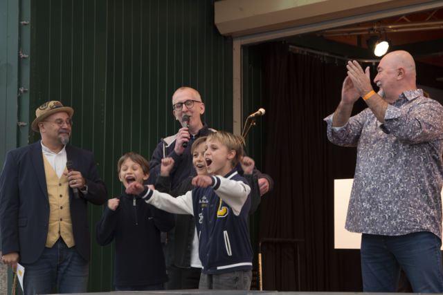 Die Jury-Mitglieder mit den Top 3, der Musikschule Wien 10, Robert Baum und der Gruppe »Favoratzn«, die wie alle Final-Teilnehmenden von Bezirksvorsteher Marcus Franz einen Geschenkkorb überreicht bekamen | Foto: Dijana Idinger/Vistavision