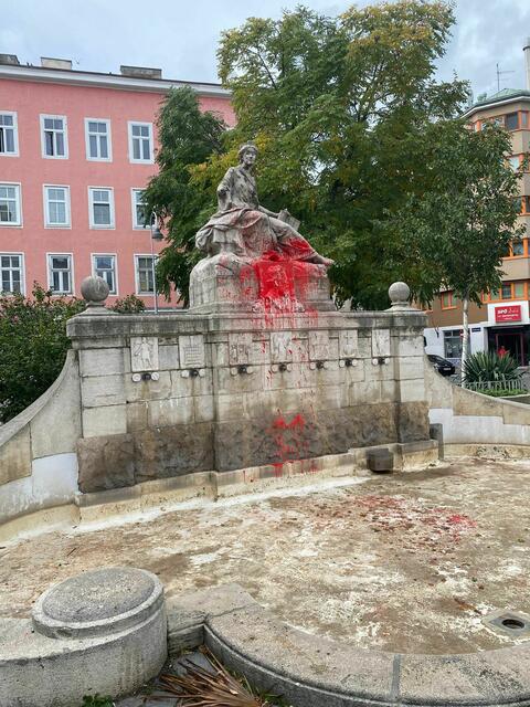 Die umstrittene Persönlichkeit Karl Lueger stand wieder einmal unter (Farb)Beschuss. Dieses Mal wurde seine Tafel am Siebenbrunnenplatz in Margareten beschmiert. | Foto: zVg