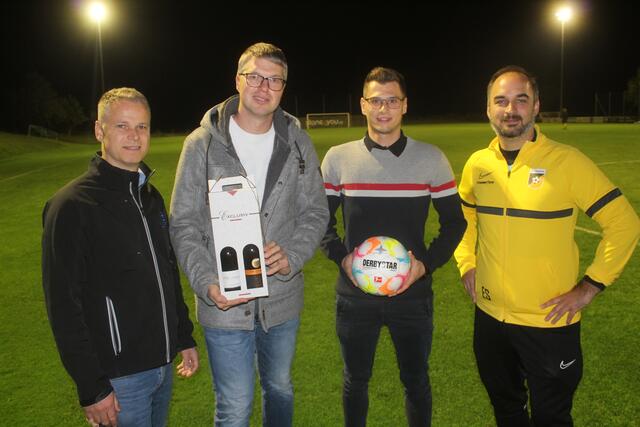 Matchballspende vom Gasthaus Graf & Patronanz vom Autohaus Strauß. | Foto: Arbes
