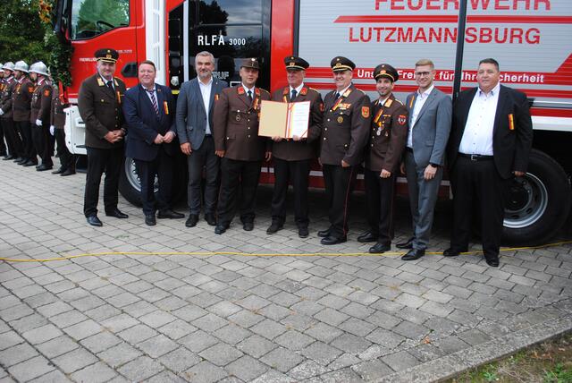 Ehrung mit Florianiplakette in Silber des Landesfeuerwehrverbandes Burgenland für besondere Verdienste um das burgenländische Feuerwehrwesen: Ehrenbürger d. Marktgemeinde Lutzmannsburg Karl Gansrigler, OAR &amp; Oberstudienrat Mag. Oswald Gruber. | Foto: Andreas Gruber