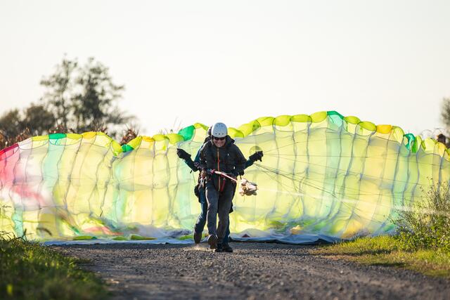 Herbert Wiesenhofer mit Passagier beim Tandemflug. 