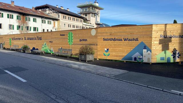 Kreativ gestaltetet Bauzaun für die "Löwengrube". | Foto: Ortsmarketing