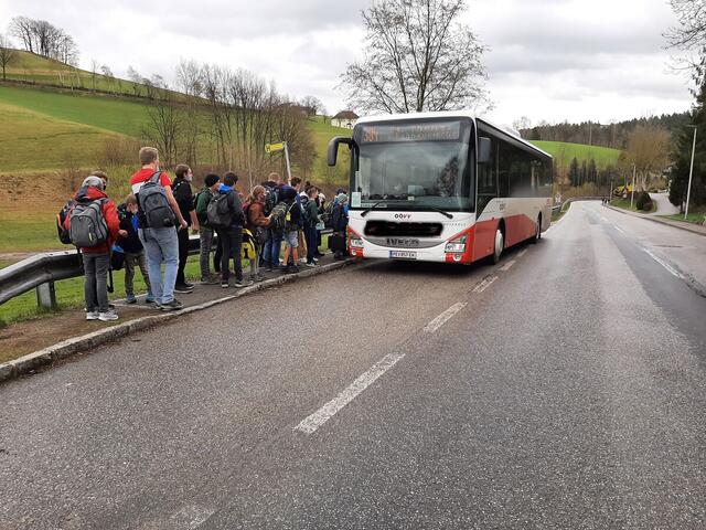 Gefahrenstelle bei der Schule in Pabneukirchen. Hier kann bis zu 100 km/h gefahren werden. 40 Meter davor ist noch eine 60 km/h Beschränkung. Will man zum Bus, muss die Straße überquert werden. | Foto: Zinterhof