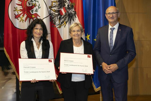 LH Anton Mattle gratuliert Maria und Hannah Crepaz (li.) zum Landespreis für Kunst 2024. | Foto: Land Tirol/Die Fotografen