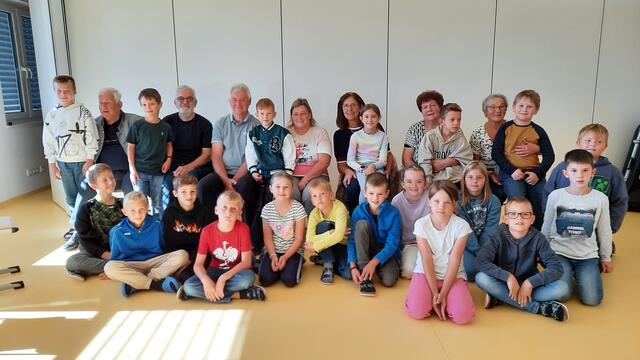 Schulkinder der dritten Klasse mit den Großeltern: Karl Bruckmüller, Franz Drach, Ewald und Angela Bachhofner, Monika Cizek, Gabriele Decker und Berta Schübl. | Foto: Brunhilde Berger
